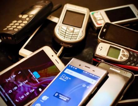 Еволюція мобільних телефонів: від «цеглин» до суперсучасних смартфонів